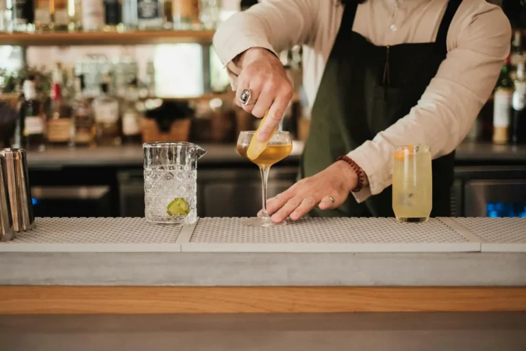 Bars à cocktails : reconnaître une bonne adresse et commander sans hésiter
