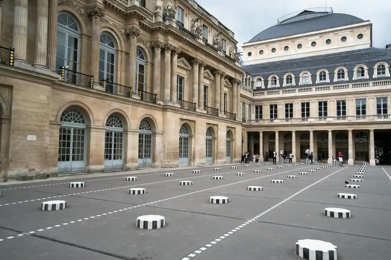 Arcades des Jardins du Palais-Royal à Paris au printemps avec terrasse de café