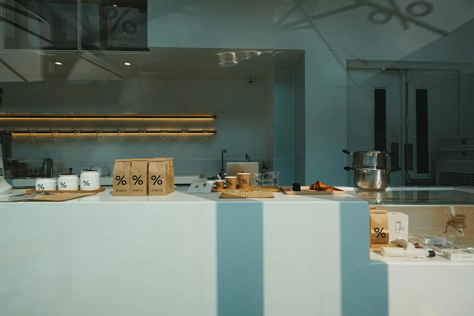 Comptoir de torréfacteur parisien ancien avec sacs de café vert et étagères en bois