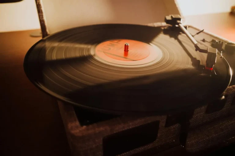 Chanson italienne : quatre courants, dix artistes et par où commencer