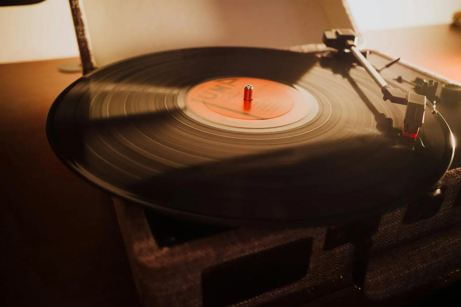 Vinyle de musique italienne posé sur un tourne-disque, lumière chaude et ambiance feutrée
