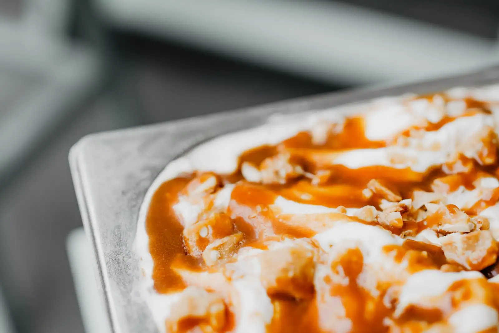 Plateau avec sundae glace molle, McFlurry au comptoir d'un fast-food, gobelets en carton et cuillère