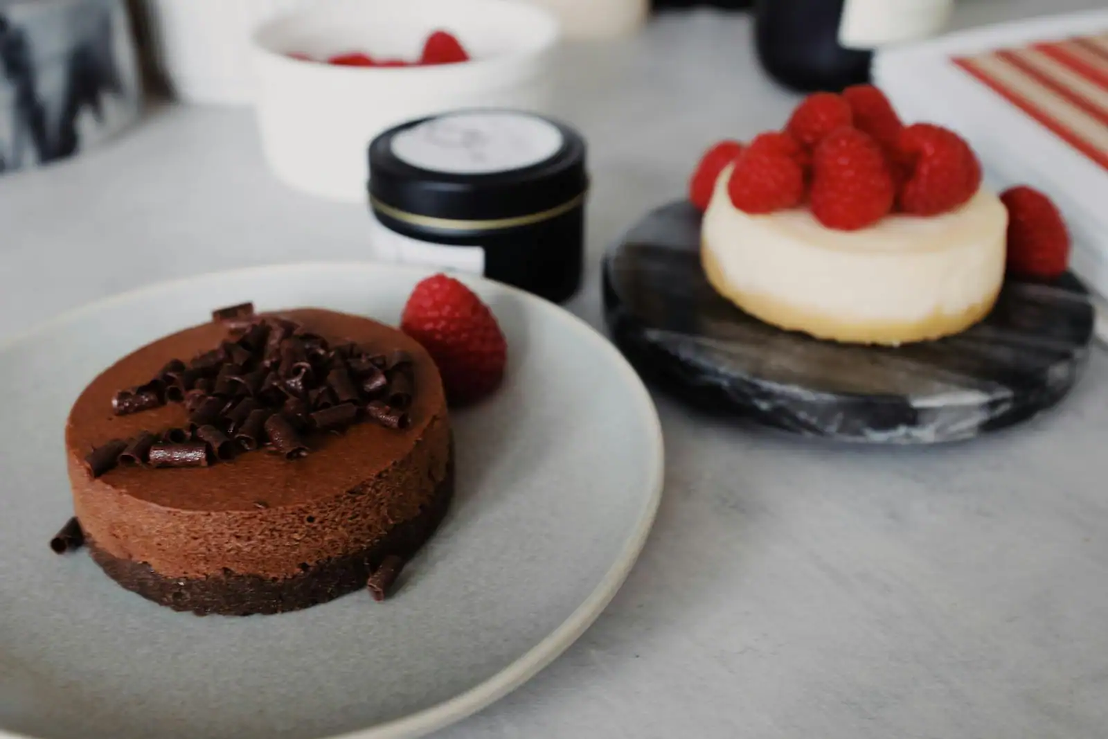 Assortiment de desserts sans gluten sur un plan de travail clair