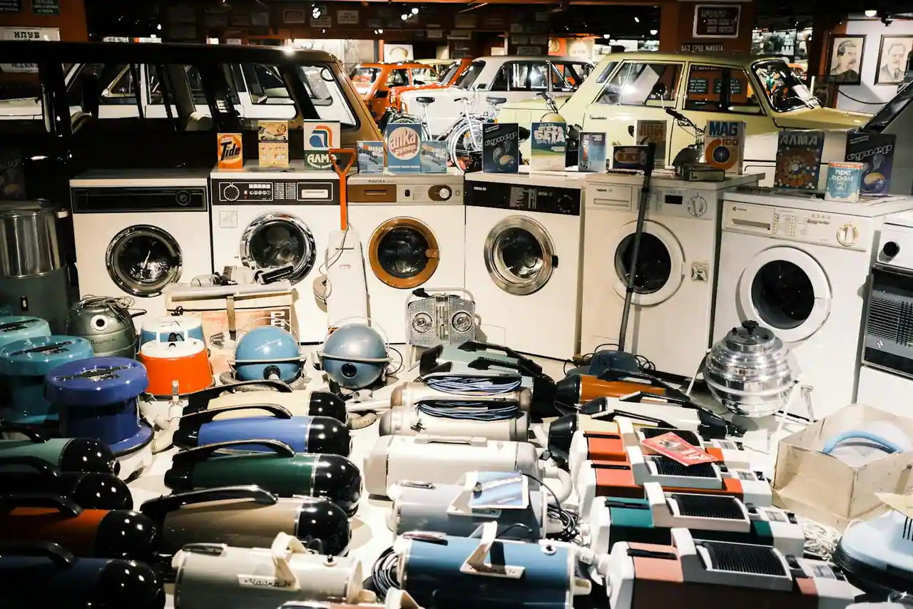 Rayon d'électroménager en magasin avec étiquettes de prix