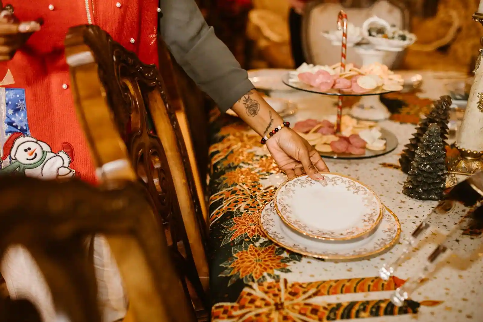 Verrines d'entrée festive dressées sur une nappe blanche, lumière de bougies en arrière-plan