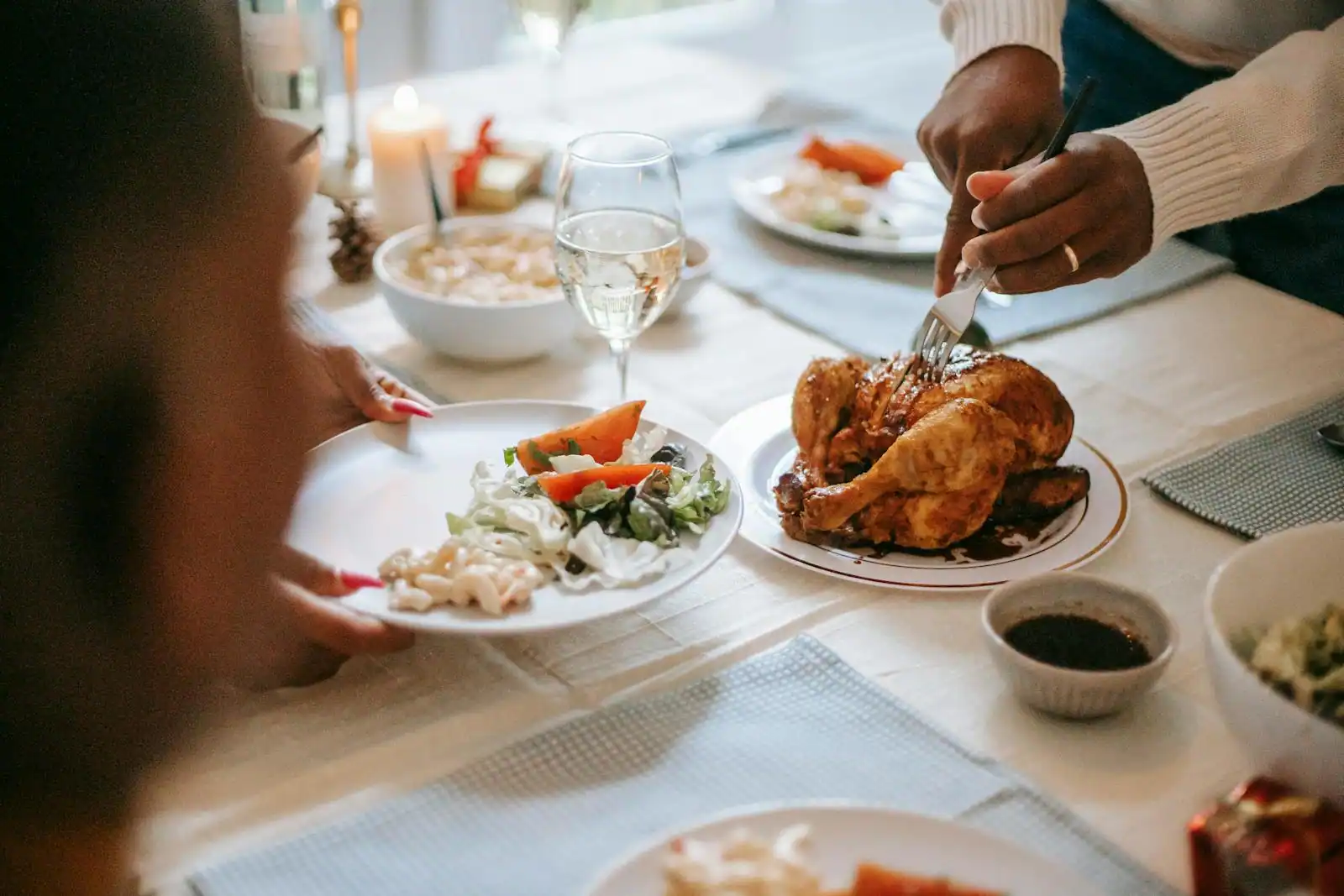 Table de fête de Noël avec un plat principal servi sur une nappe élégante