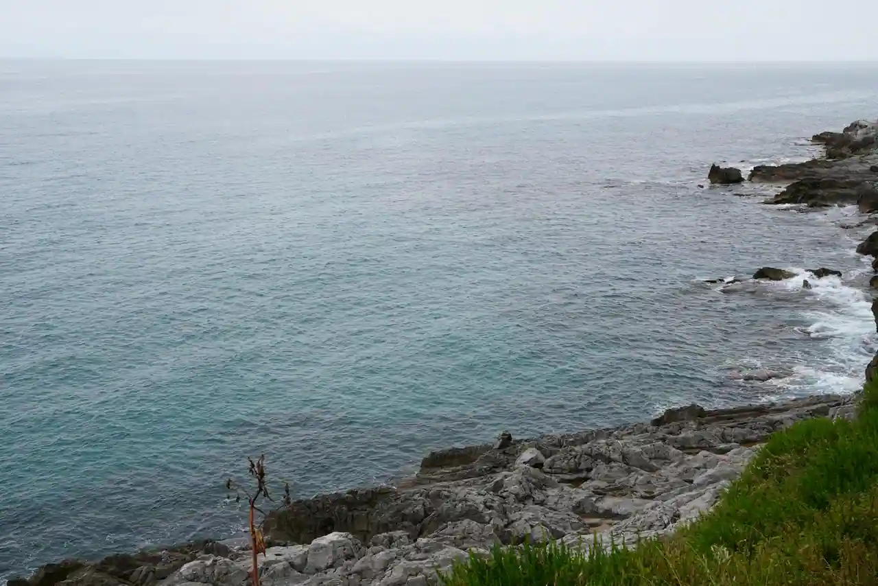 Vue panoramique d'une côte méditerranéenne au coucher du soleil