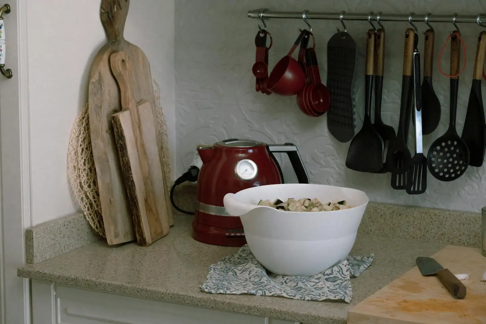 Robot de cuisine multifonction posé sur un plan de travail avec écran tactile et bol mixeur