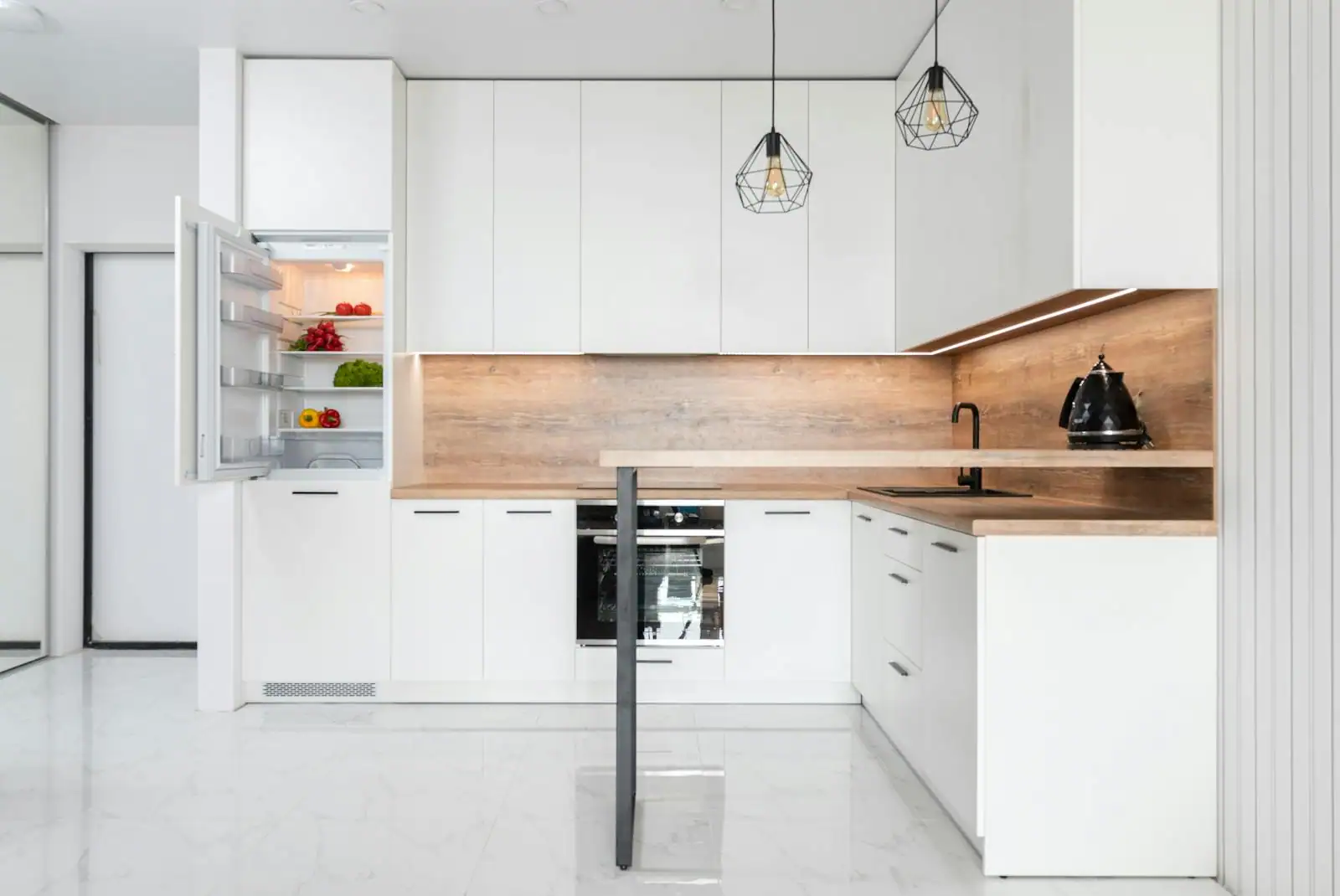 Cuisine moderne avec plan en céramique grand format et ingrédients fraîchement déballés