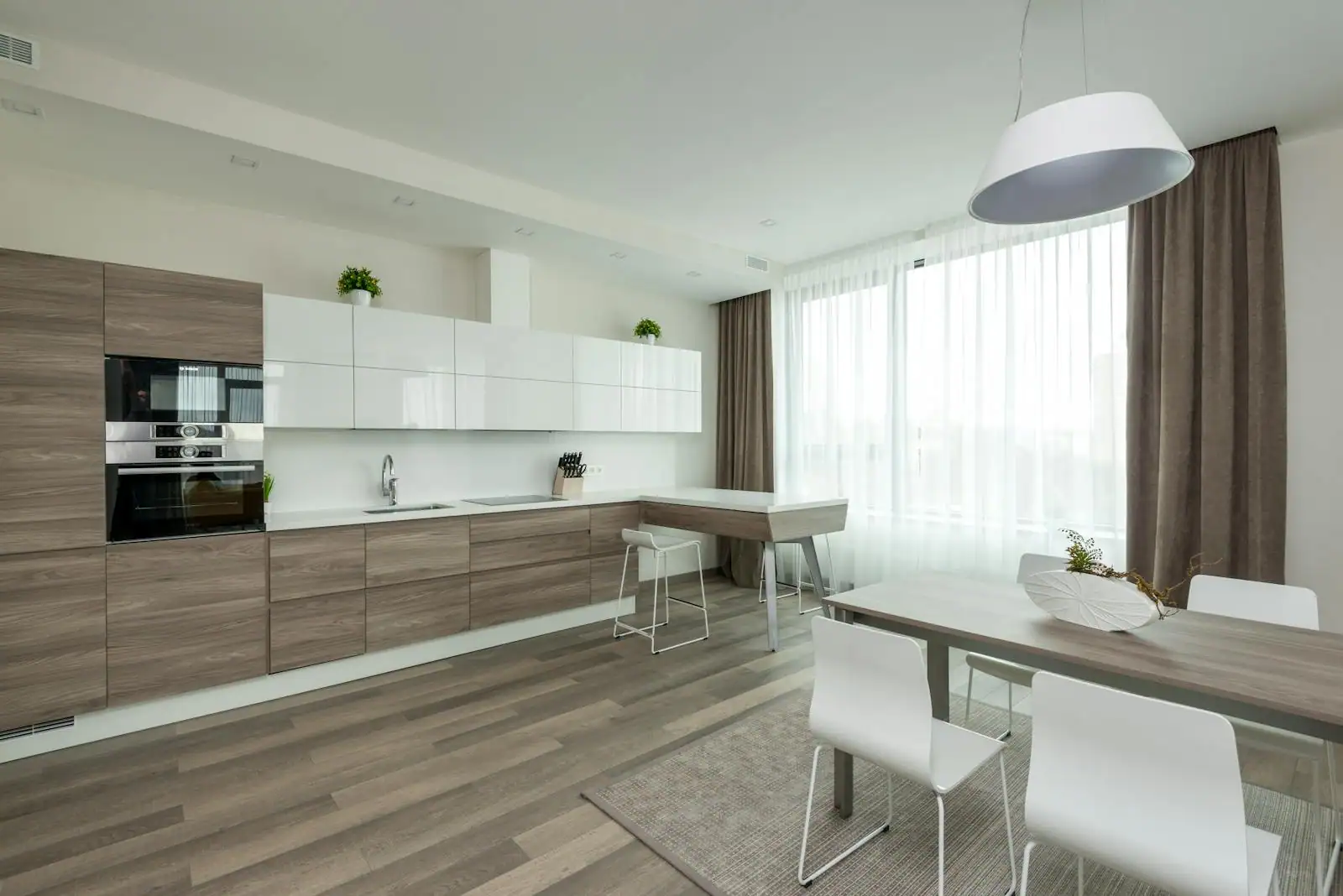 Cuisine Ikea moderne avec façades sombres, plan de travail clair et éclairage soigné