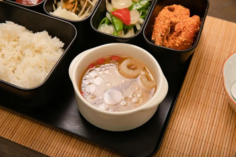 Recette de l&rsquo;onigiri : choisir le riz, façonner, garnir et transporter sans rater la base