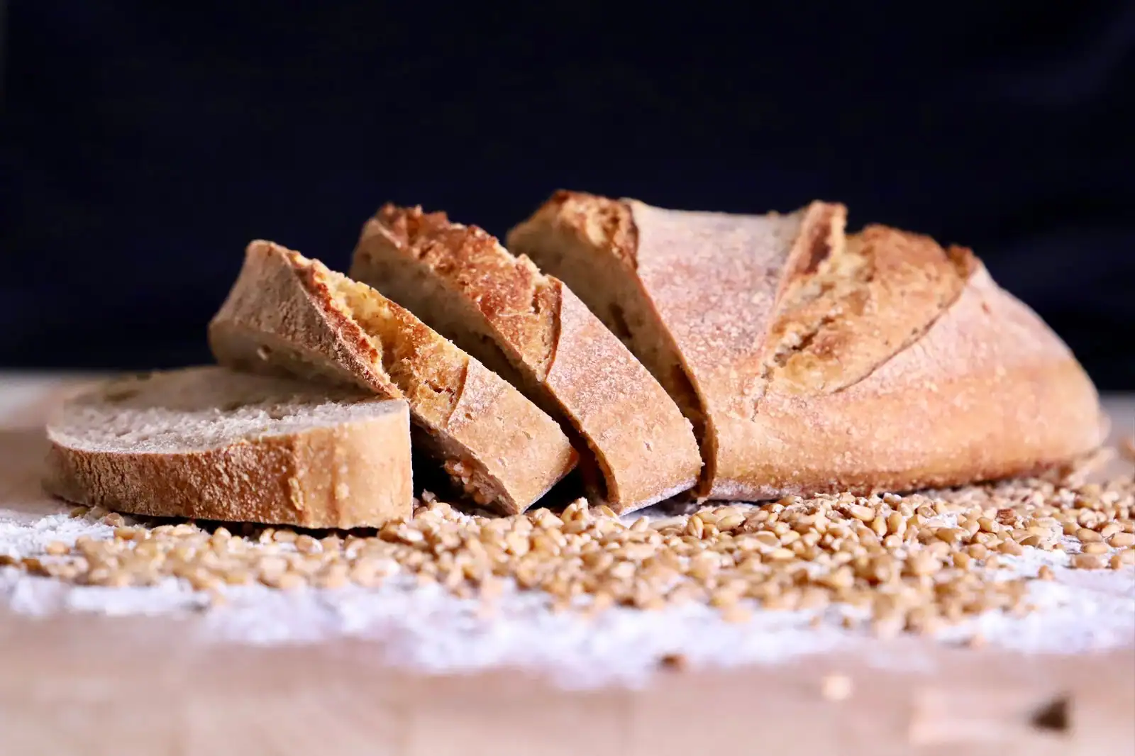 Pain sans gluten tranché sur planche en bois avec farines de sarrasin et riz