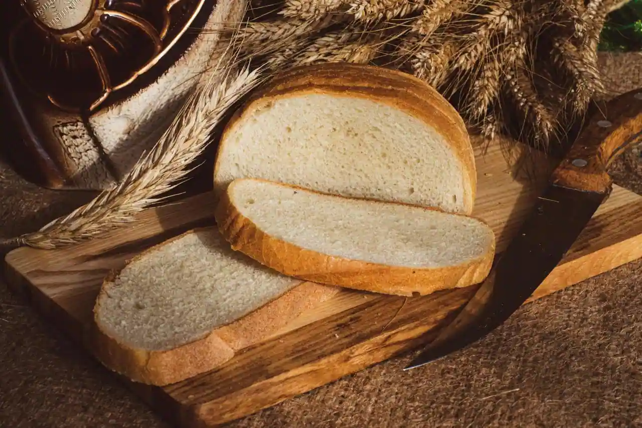 Tranches de pain sans gluten posées sur une planche en bois, lumière de cuisine naturelle