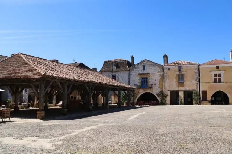 Place du marché : histoire, rôle aujourd&rsquo;hui et impact immobilier