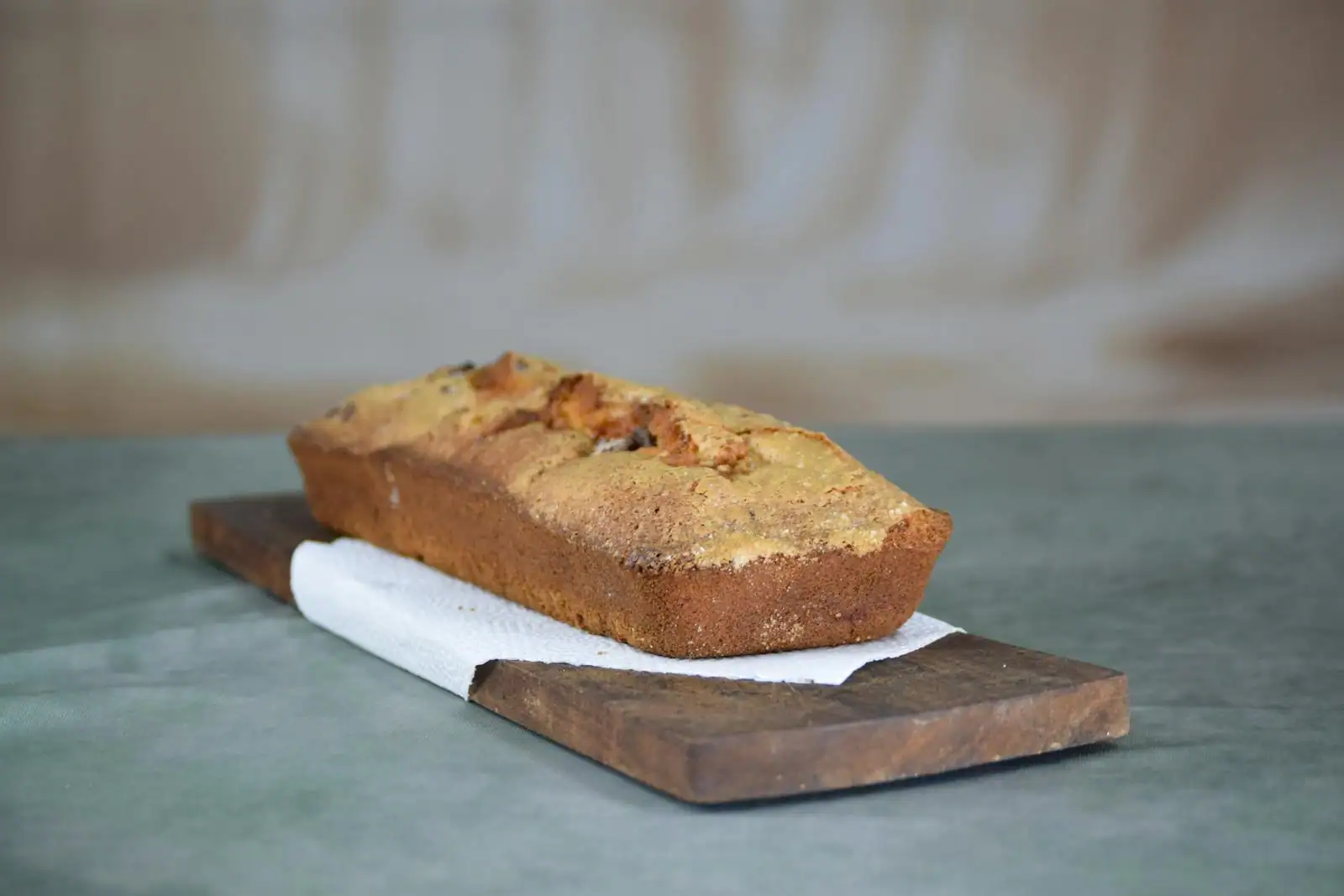 Tranches de banana bread doré posées sur une planche en bois