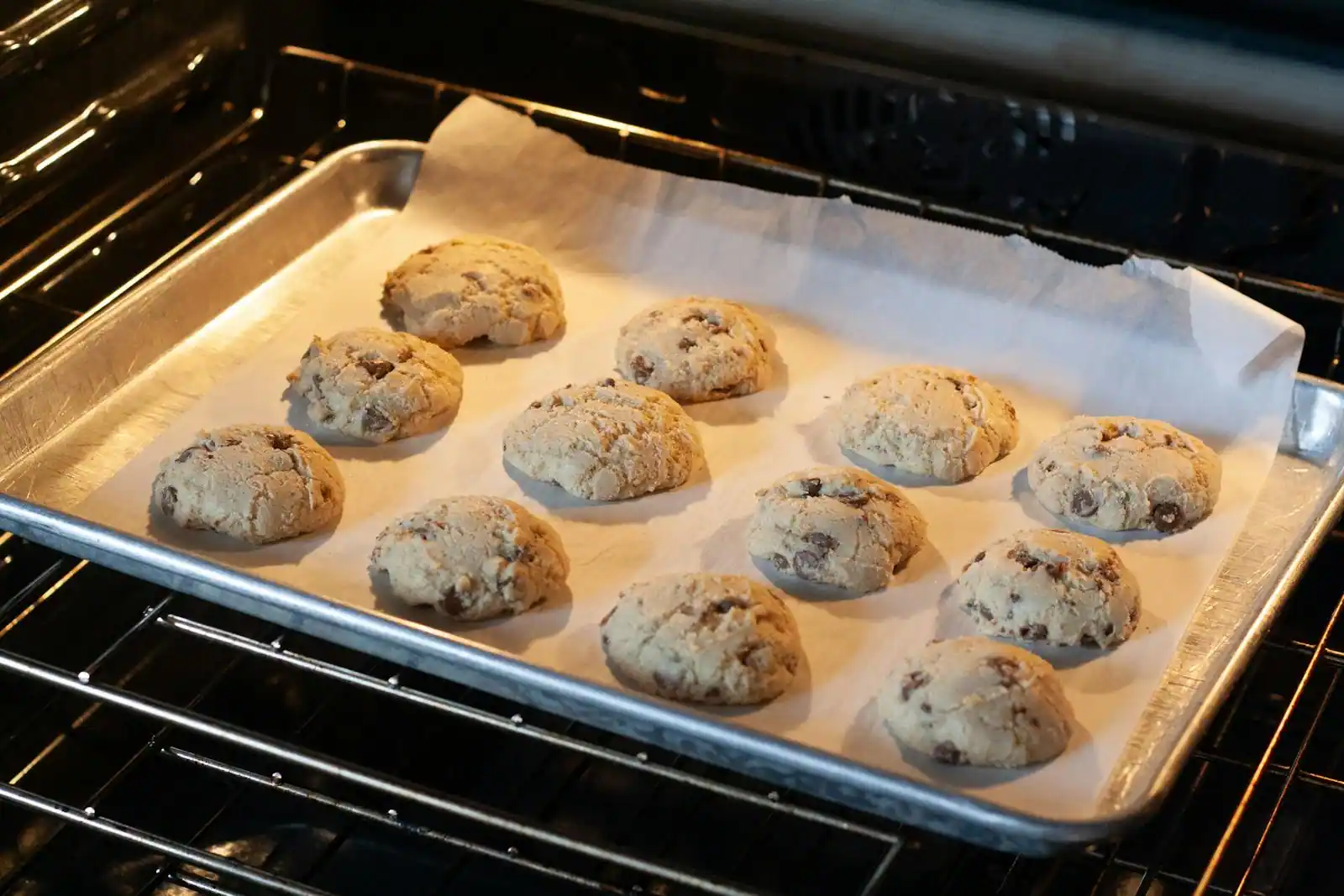 Plateau de cookies dorés aux pépites de chocolat sur grille de refroidissement
