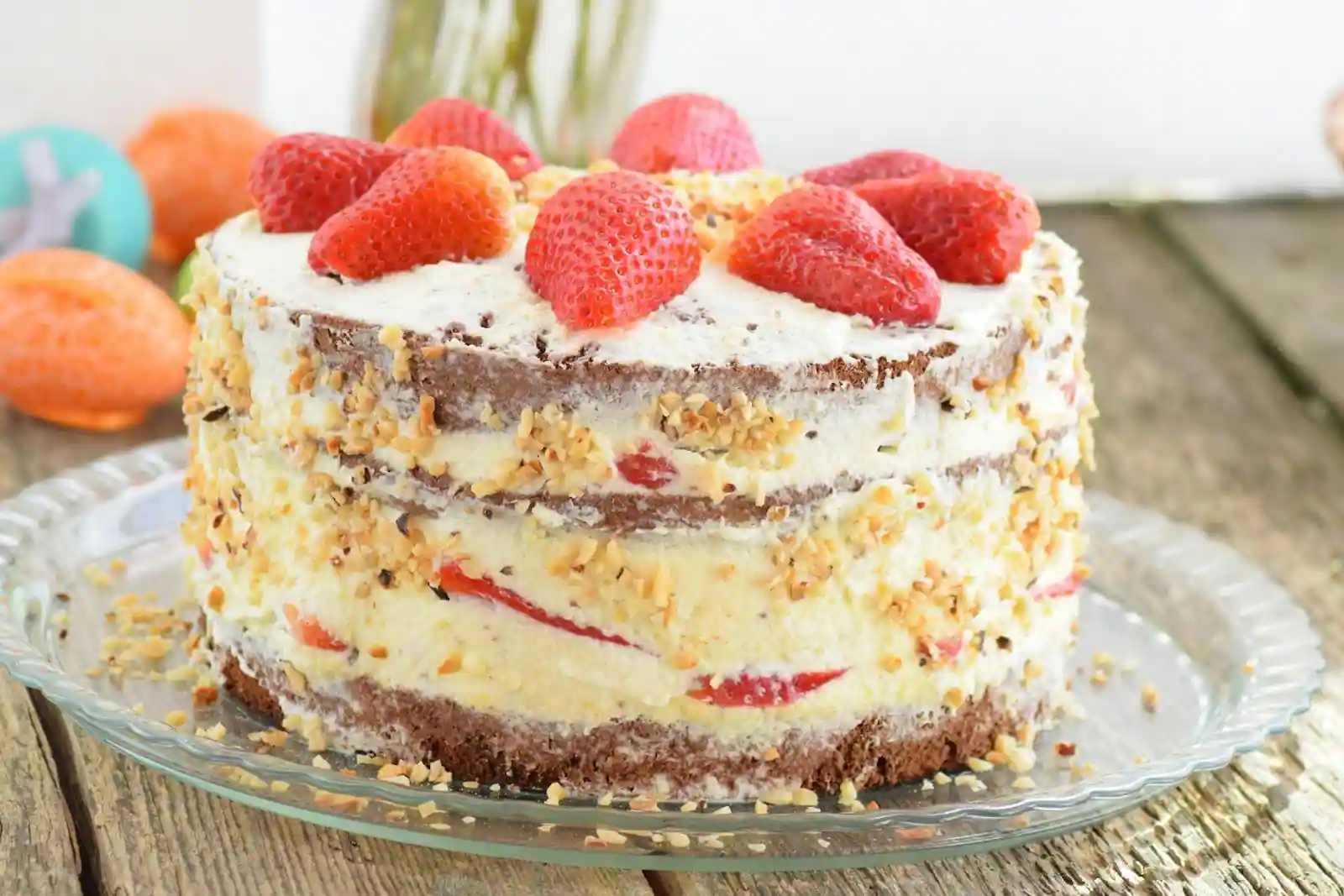 Fraisier traditionnel garni de fraises gariguette debout sur les bords