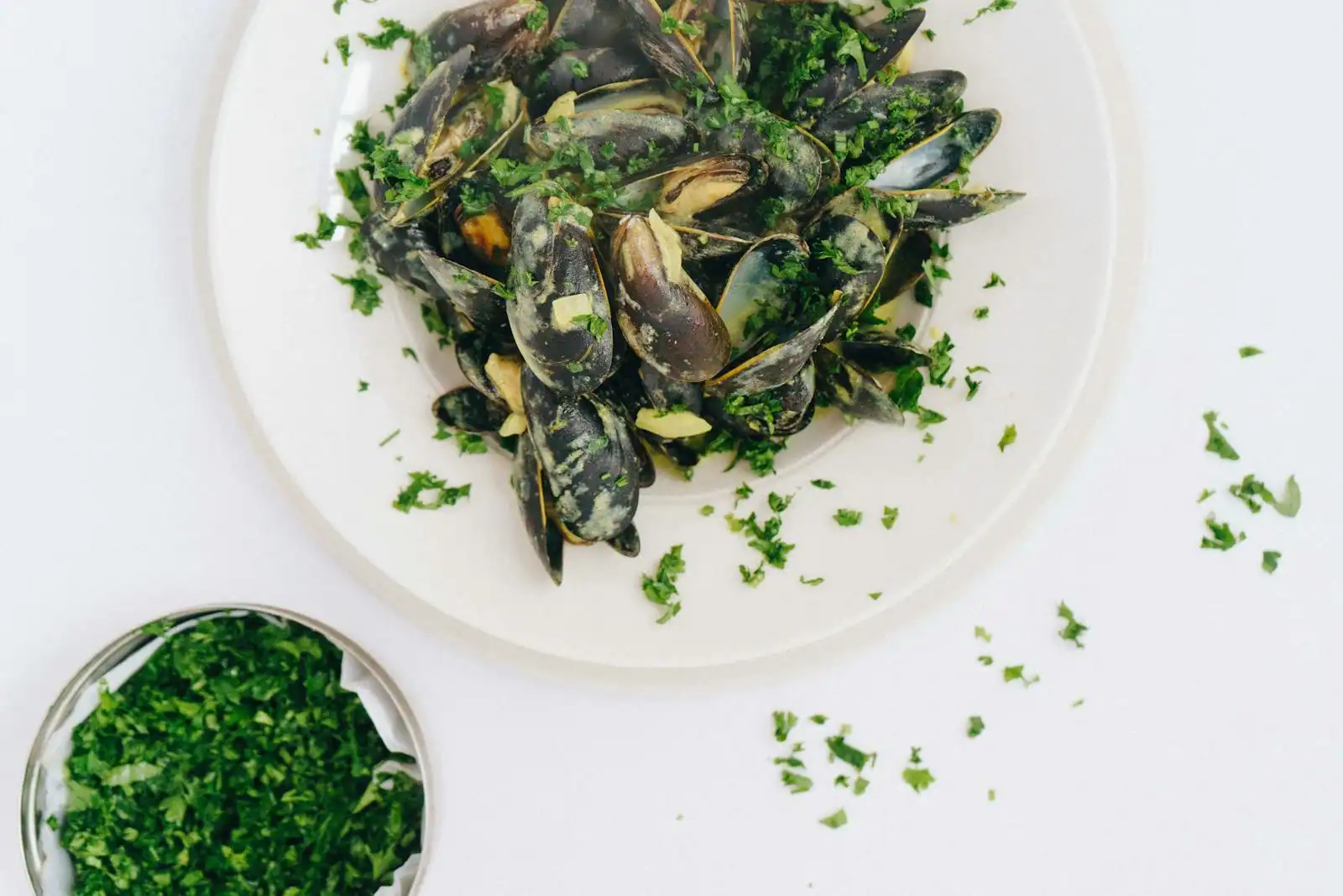 Cocotte de moules marinières fumante au persil et vin blanc