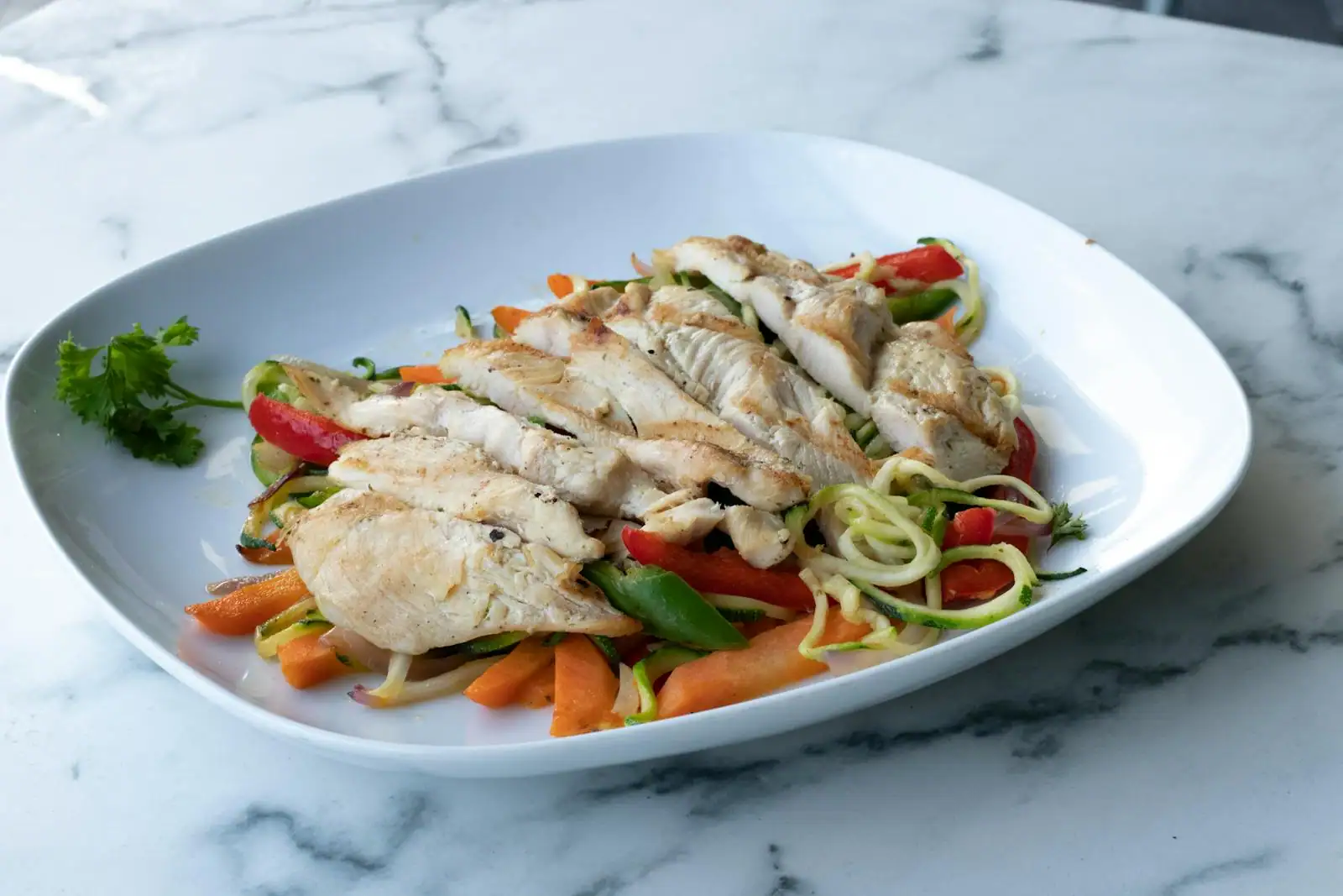 Plat de galettes de sarrasin garnies avec légumes frais sur planche en bois, vaisselle simple