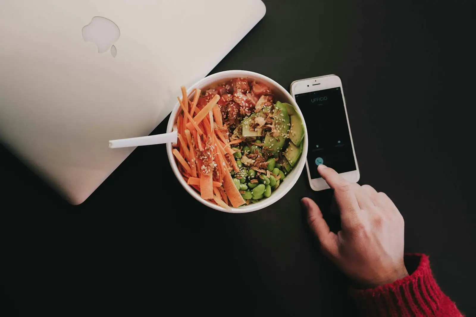 Bowl coloré avec quinoa, légumes frais, saumon et avocat sur une table en bois clair