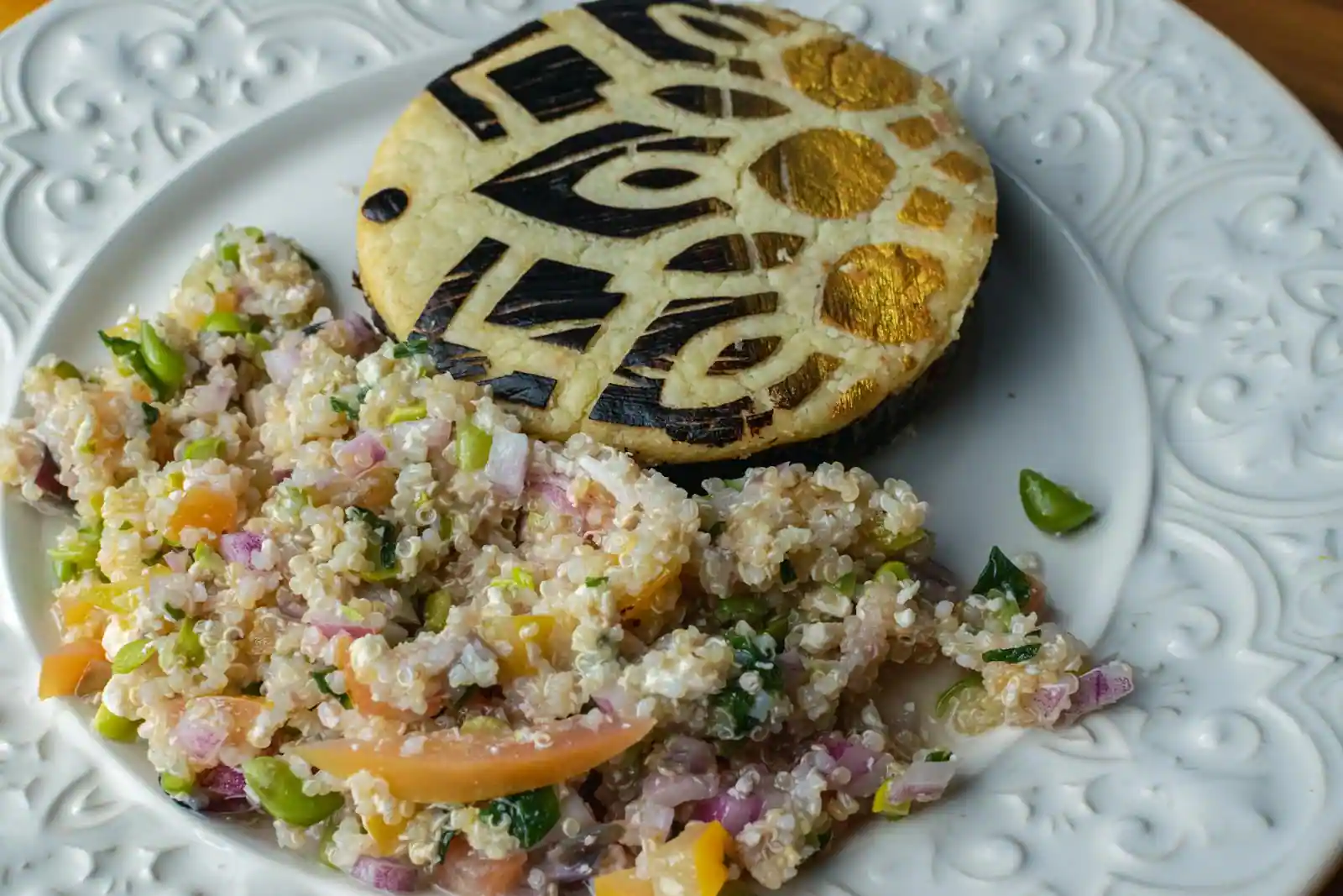 Assiette équilibrée avec moitié légumes colorés, quart de quinoa et quart de poisson grillé