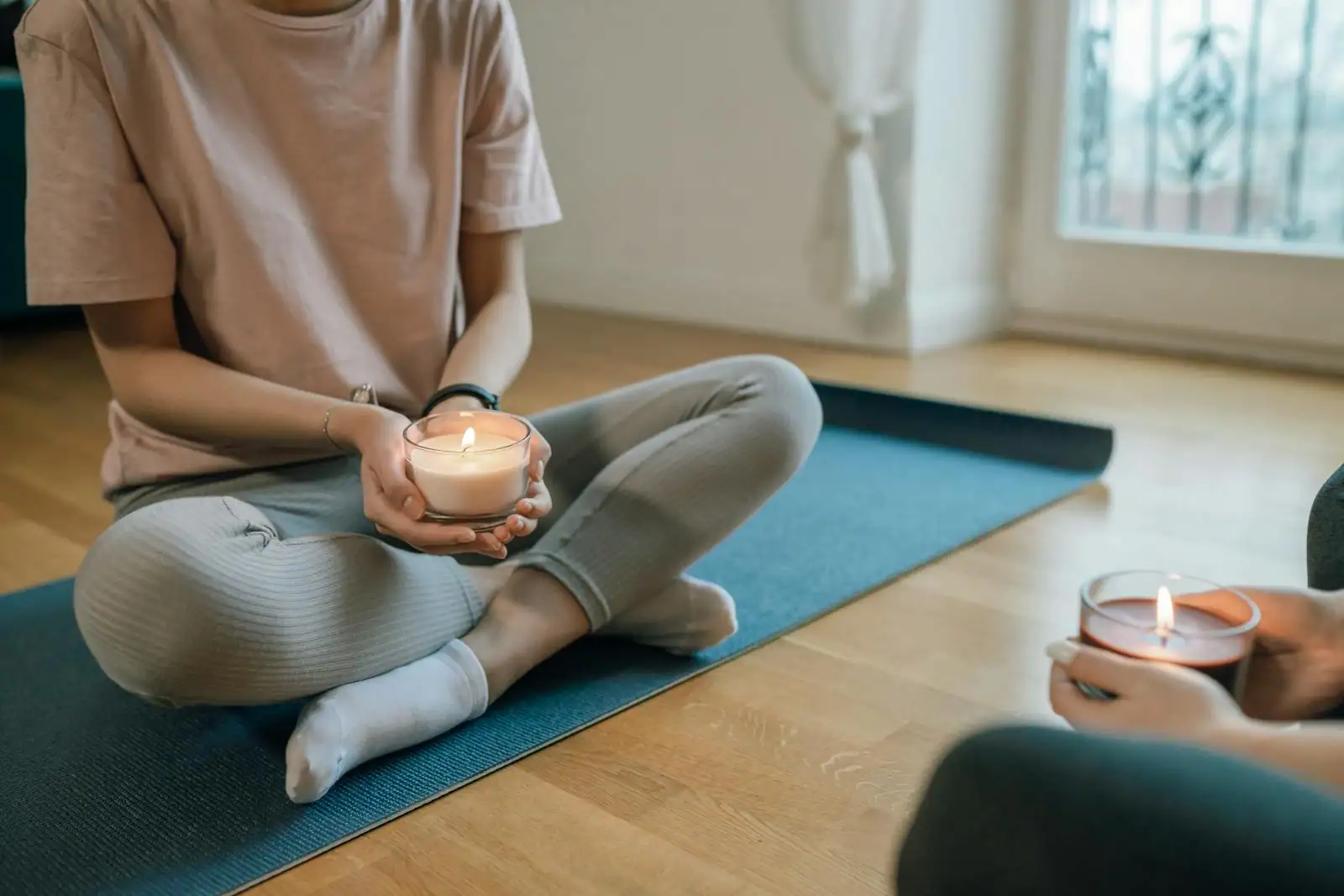 Tapis de yoga et verres de vin alignés dans une cave voûtée, ambiance atelier dégustation