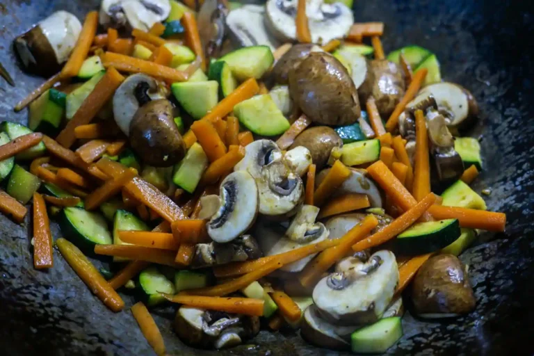 Le wok à la maison : choisir, culotter, cuisiner sans rater