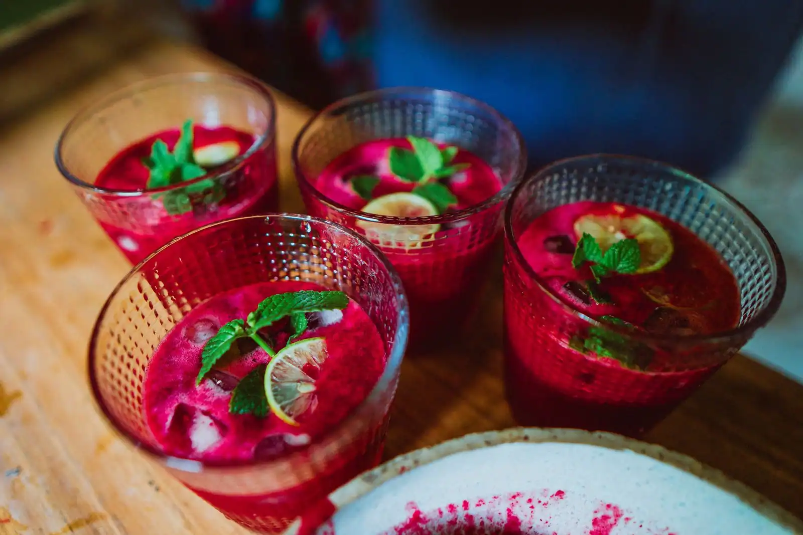 Verres de limonade aux fruits rouges garnis de menthe et de rondelles de citron
