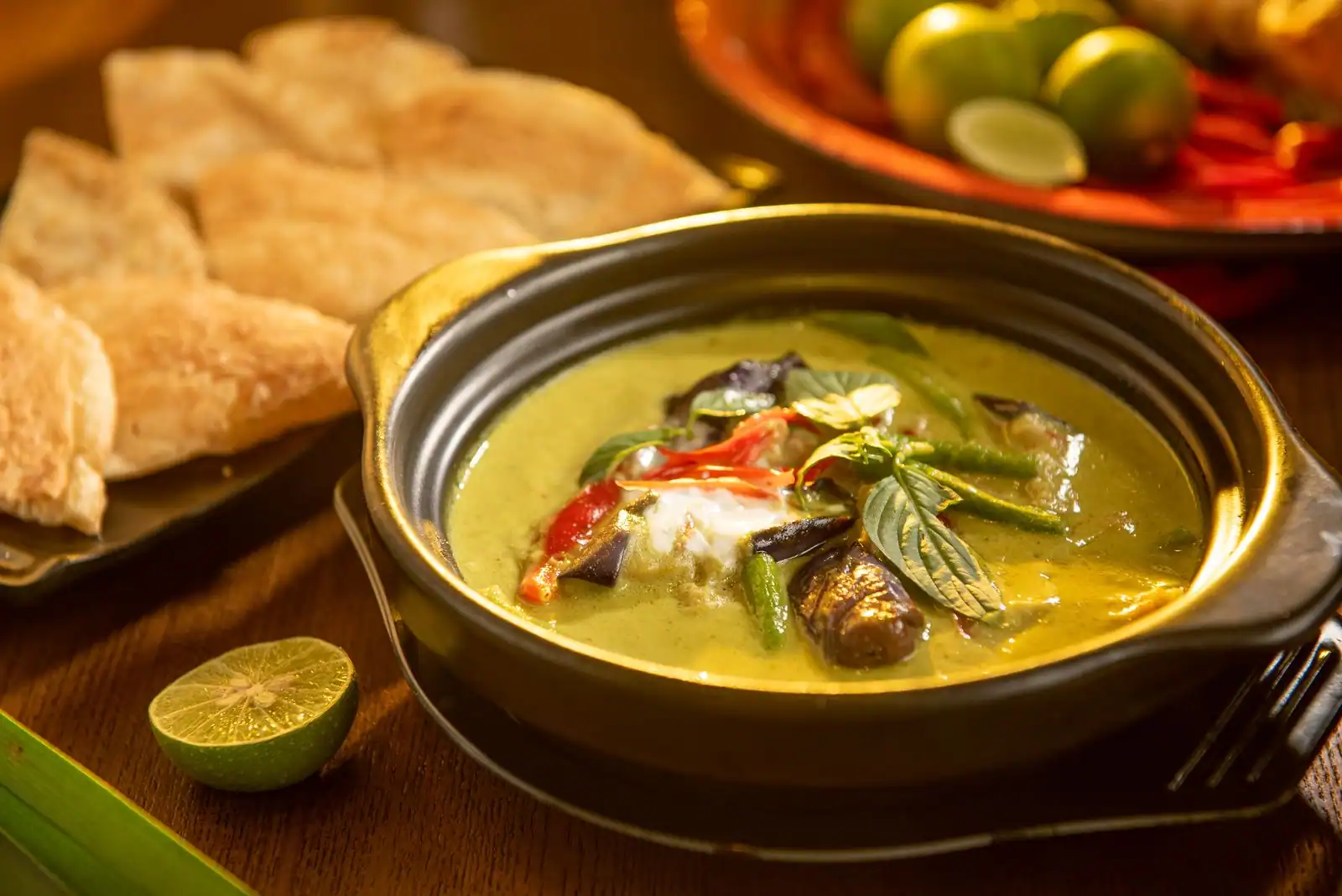 Curry vert thaïlandais aux légumes et herbes aromatiques dans un bol en céramique