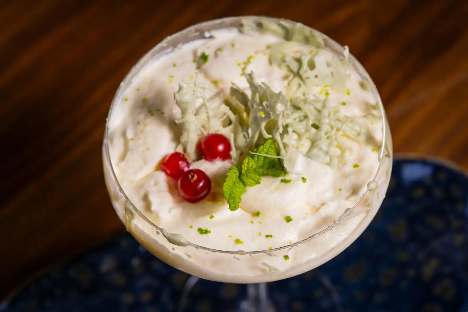 Verrine crémeuse au mascarpone garnie de fruits rouges