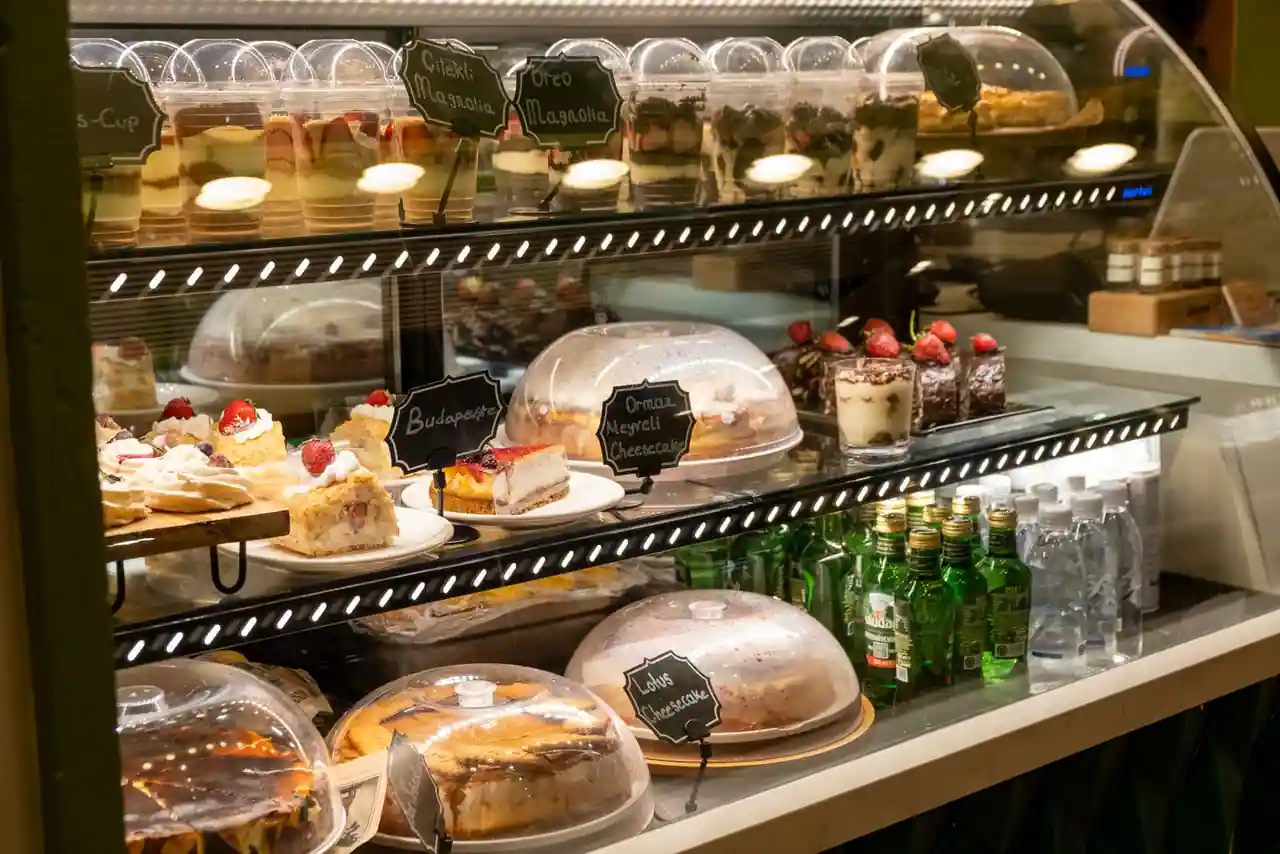 Vitrine de pâtisserie garnie de gâteaux et de tartes variés