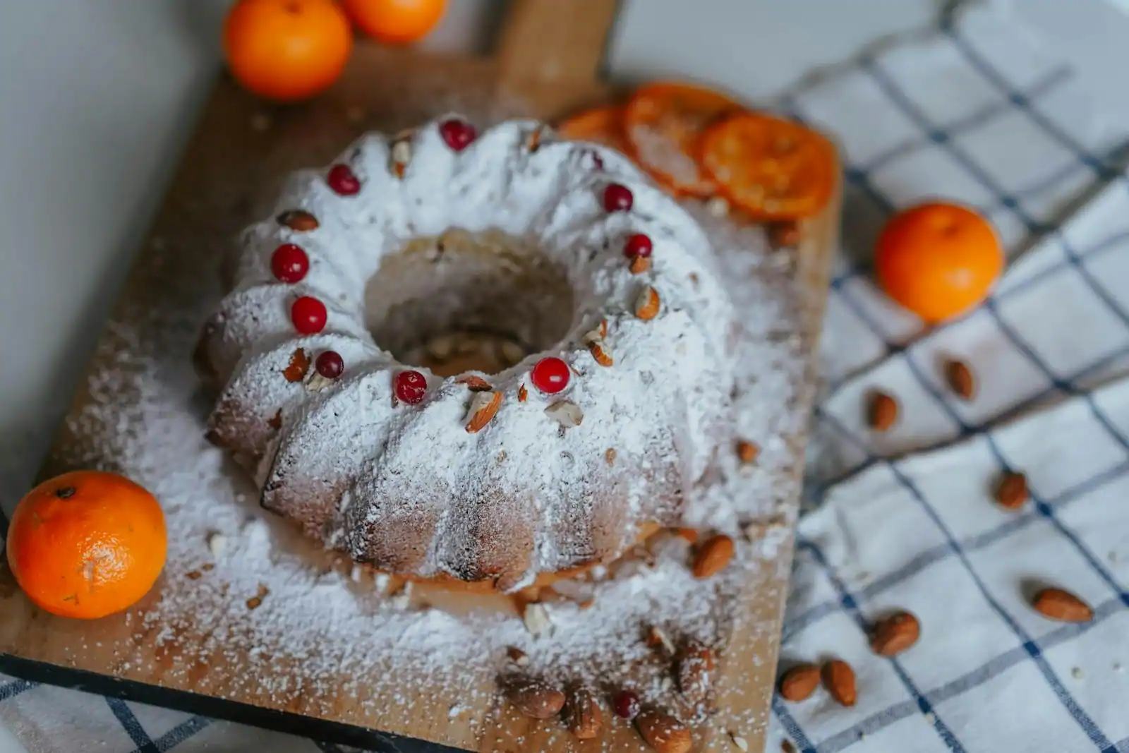 Gâteau au chocolat moelleux fait maison, posé sur une planche en bois, une part coupée