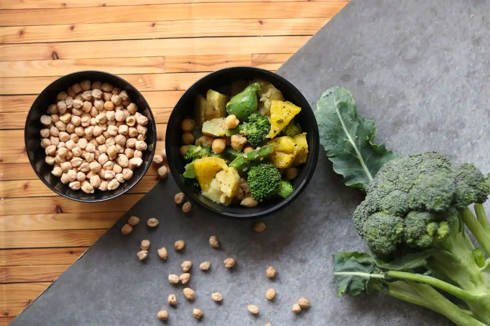 Bol de légumes mijotés et pois chiches, entouré de pois chiches secs et de brocoli frais, un plat sans gluten