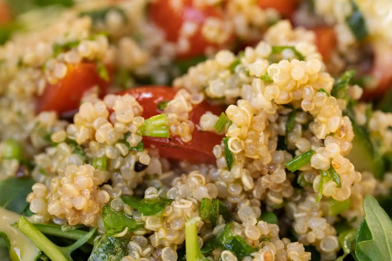 Table de repas sans gluten avec bol de quinoa, légumes rôtis, riz, pois chiches et fruits frais