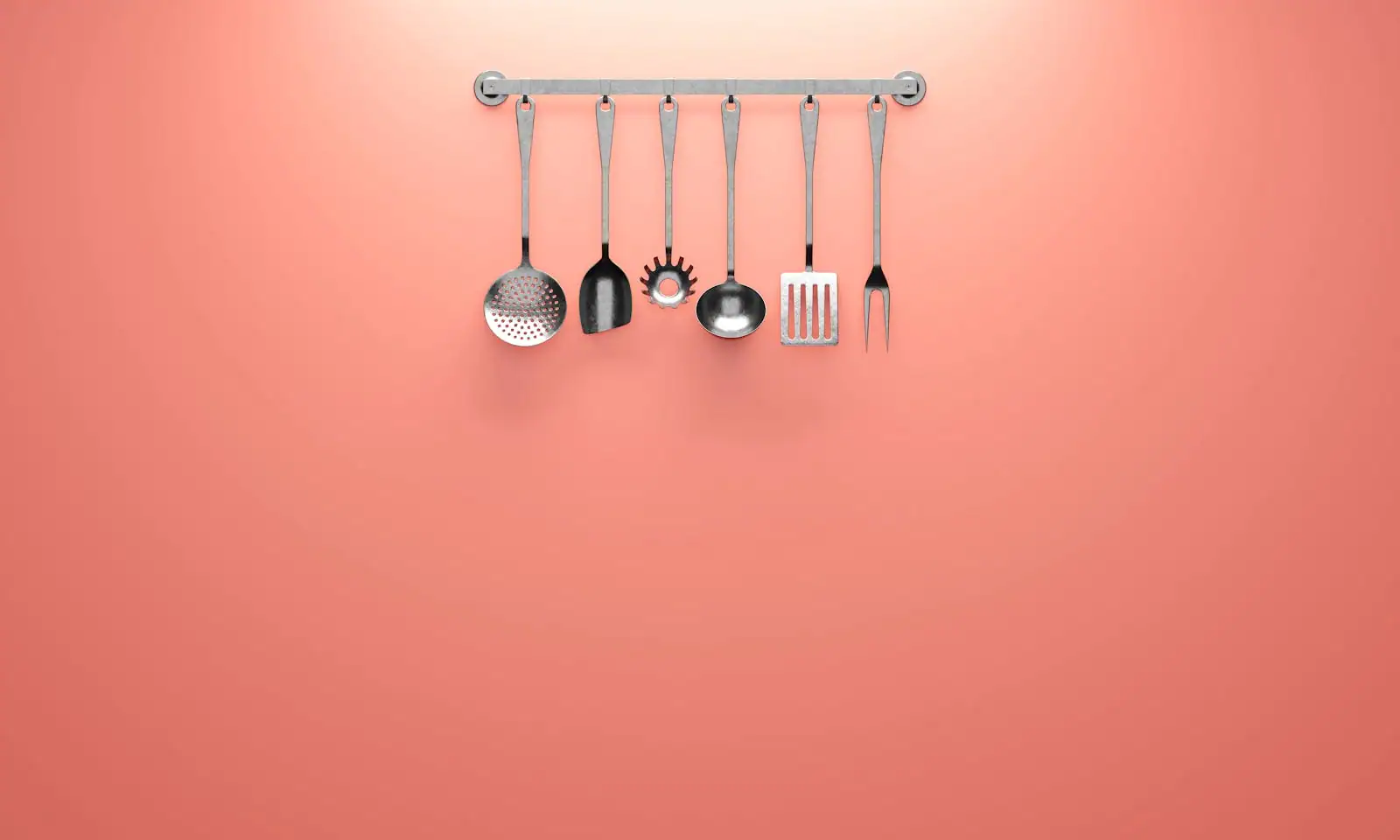 Ustensiles de cuisine en inox suspendus au-dessus d'un plan de travail professionnel