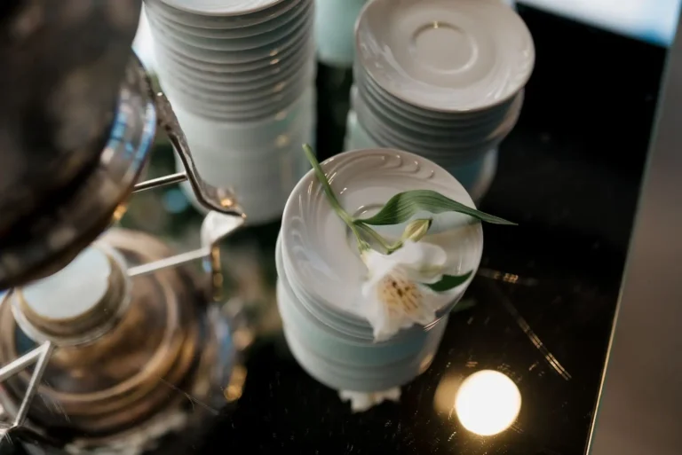 Vaisselle Arcopal : reconnaître, utiliser et chiner le verre opale