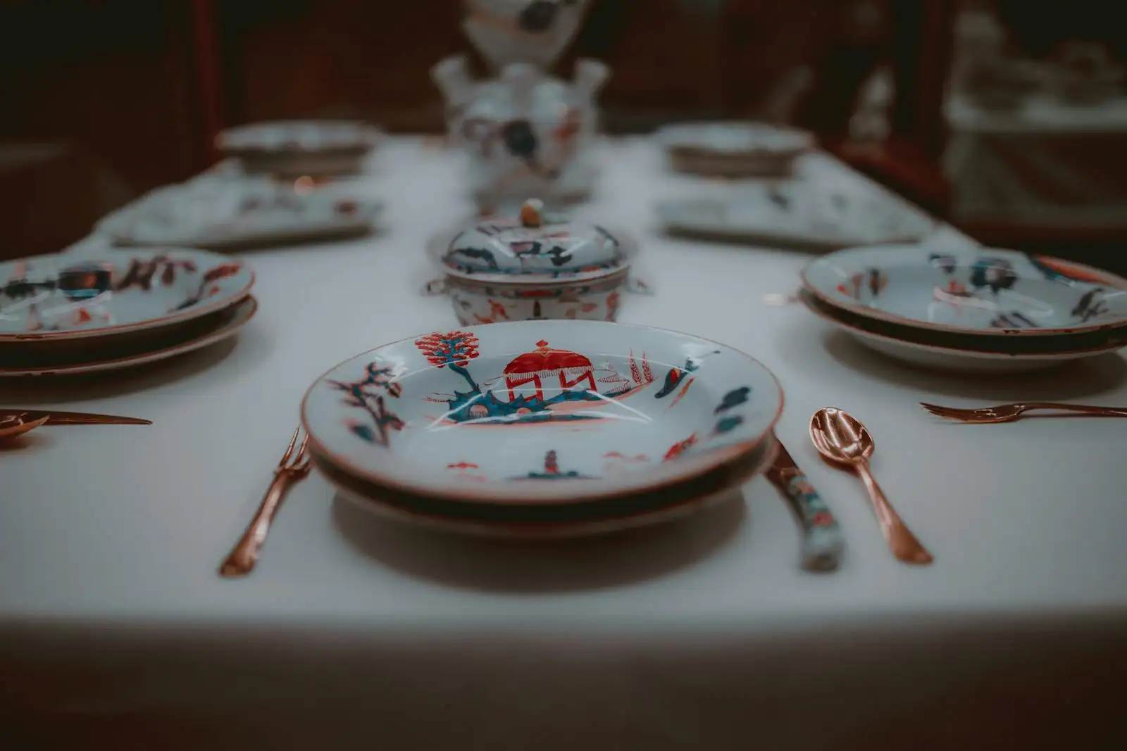 Table dressée avec un service en porcelaine fine blanche et liseré doré