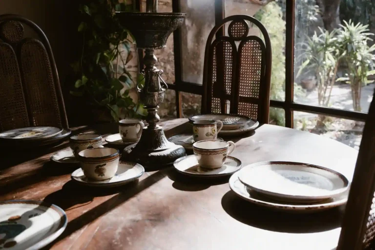 Vaisselle vintage : reconnaître, chiner et dresser une belle table
