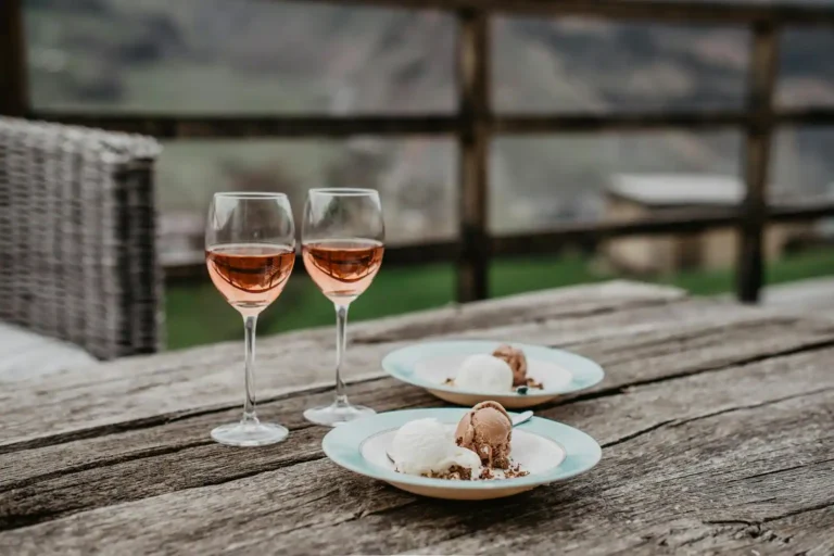 Vin cuit : deux traditions de table à ne pas confondre