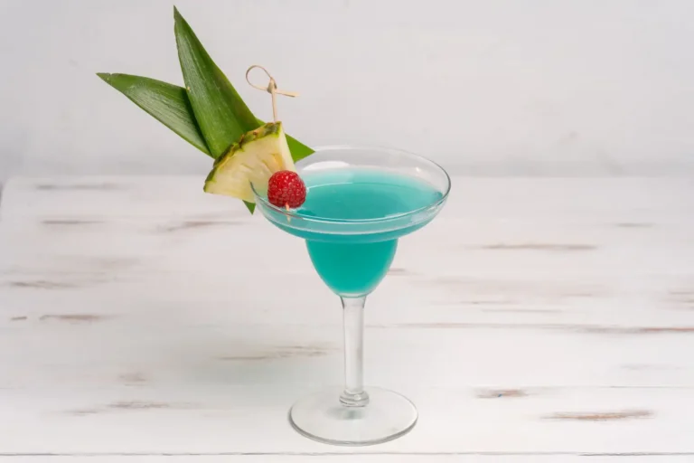 Boissons hawaïennes : le Blue Hawaii et les cocktails tropicaux, sans les idées reçues