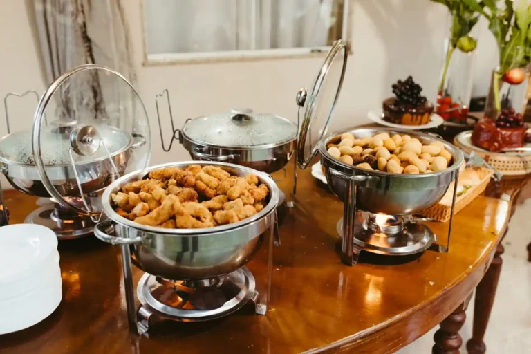 Cocktail dînatoire : organiser une réception qui remplace le repas