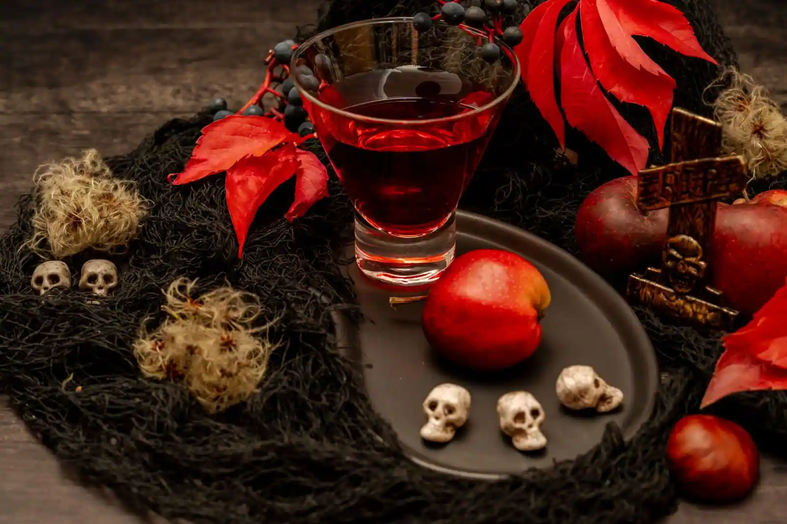 Cocktails d'Halloween colorés et effrayants, verres orange et rouge sang décorés