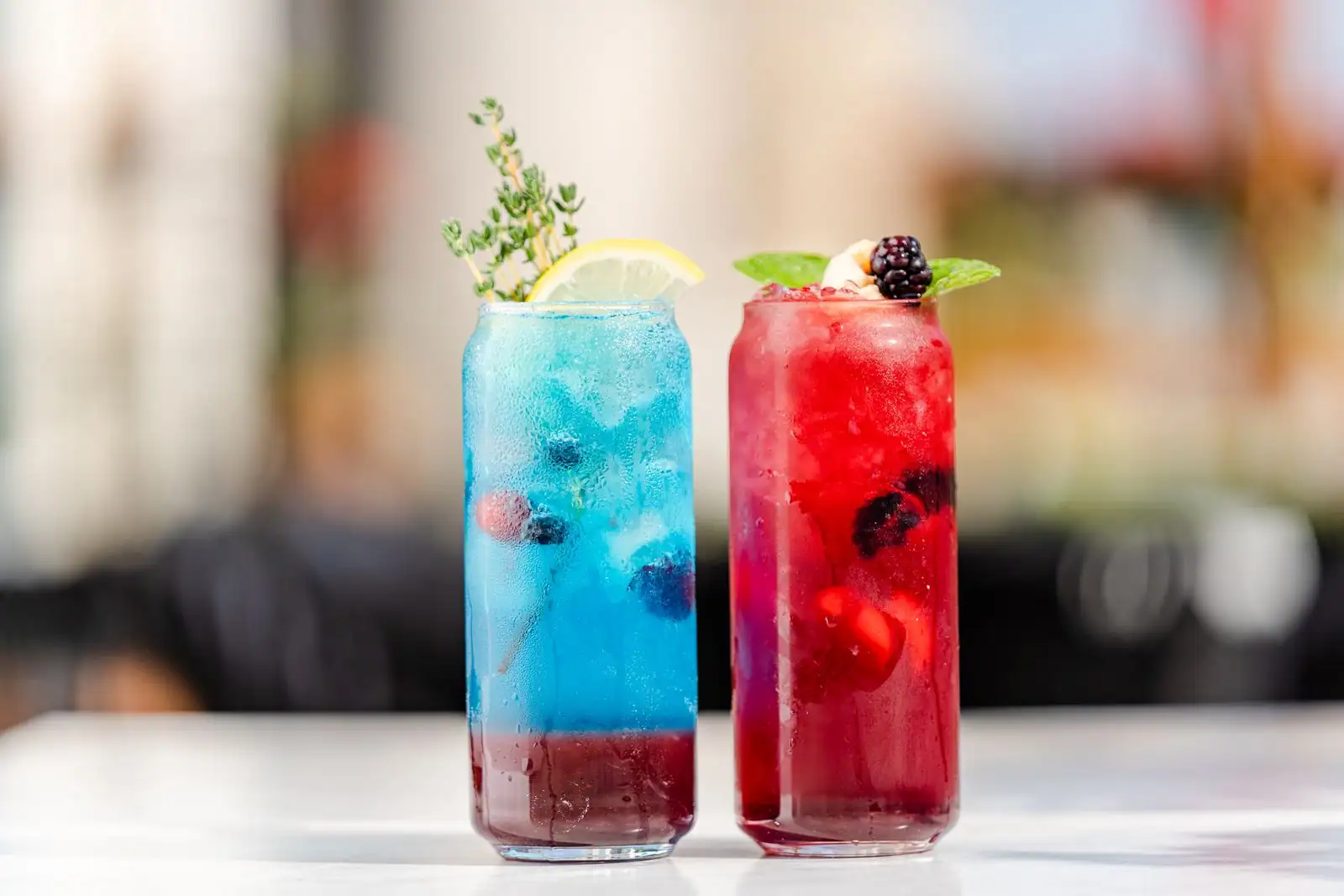 Cocktails sans alcool colorés servis dans des verres avec agrumes et menthe