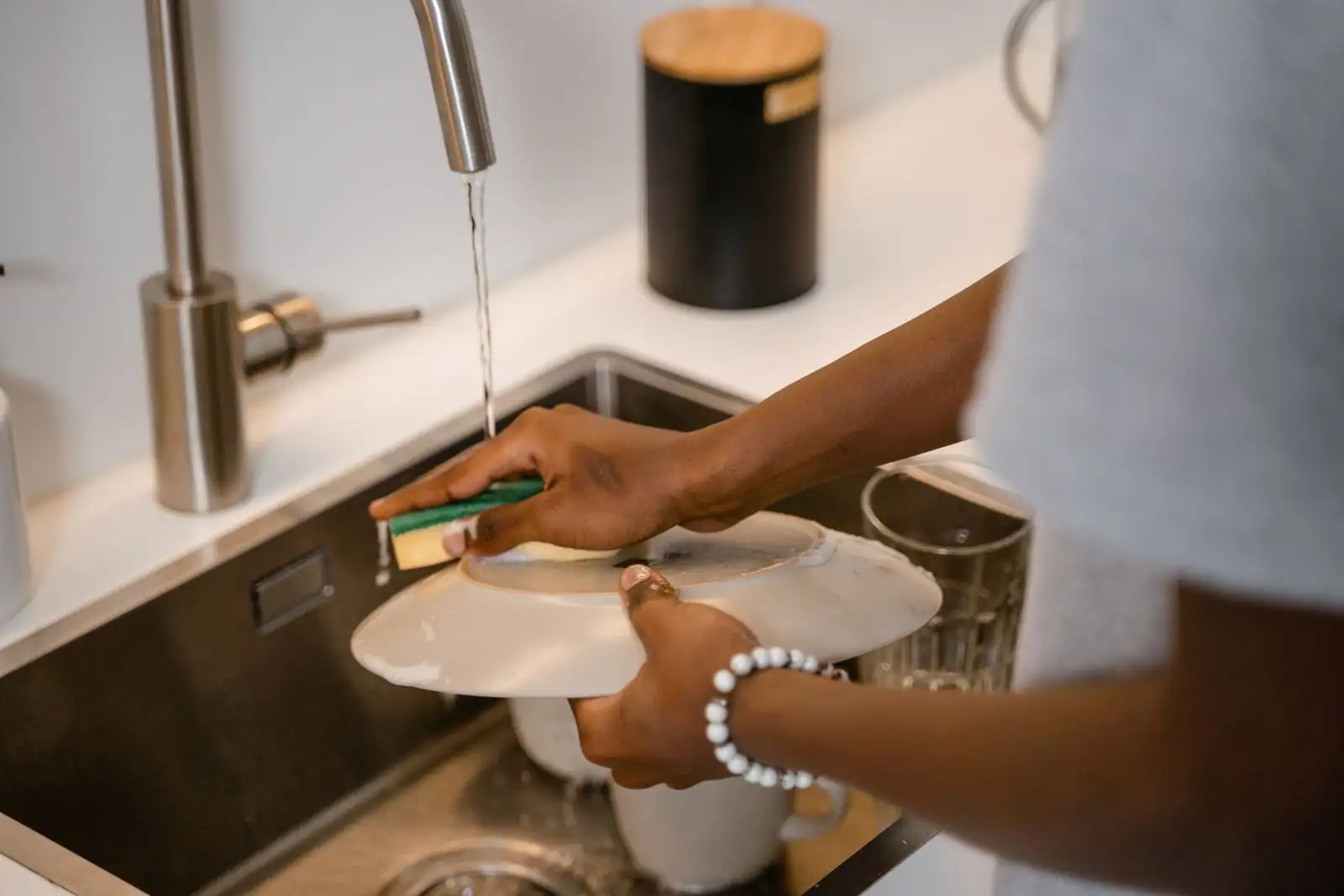 Évier de cuisine rempli d'assiettes et de verres à laver