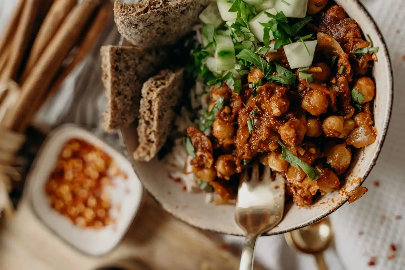 Bol healthy composé de légumes, céréales complètes et légumineuses