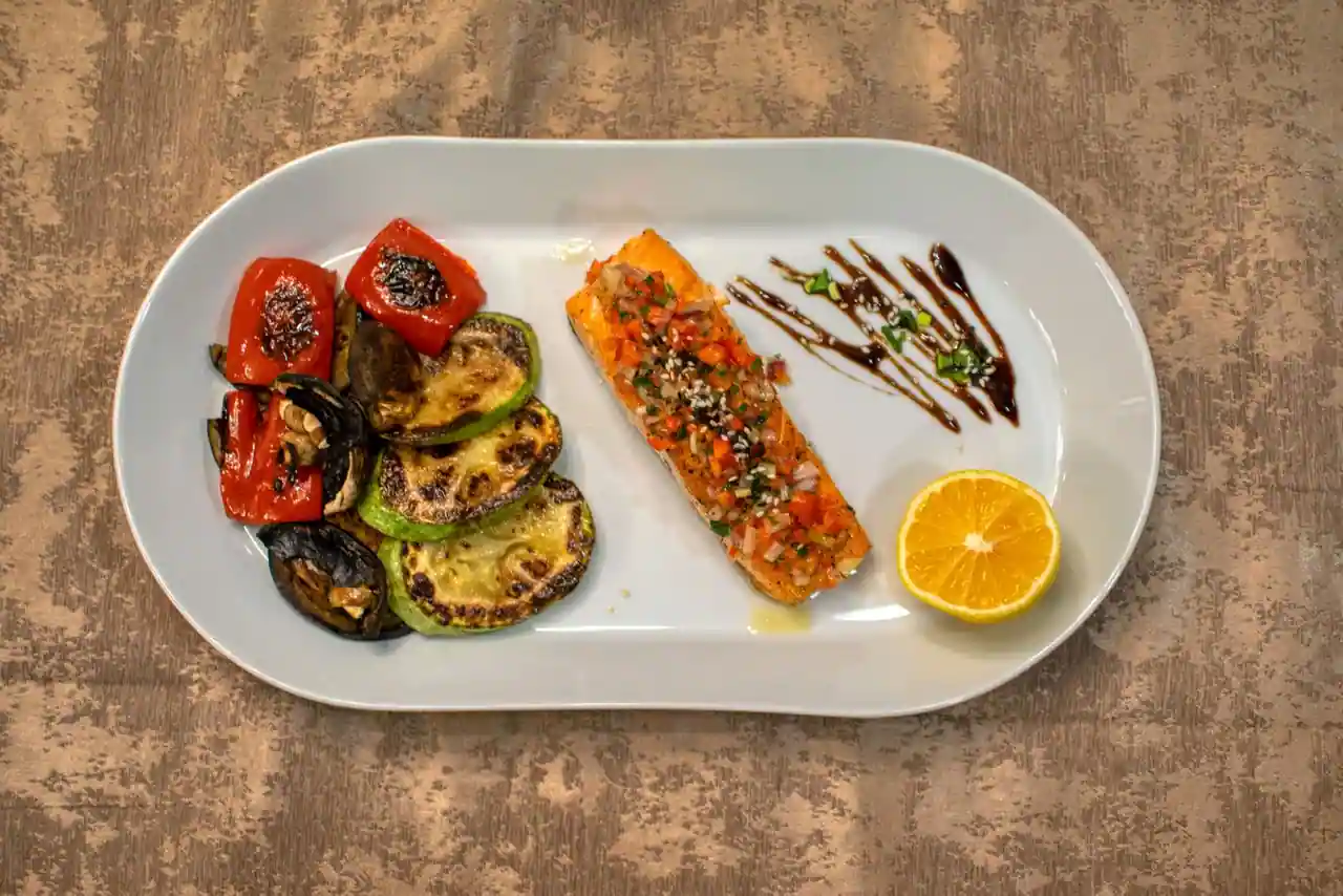 Filet de poisson grillé et légumes rôtis dans l'assiette, un repas naturellement sans gluten