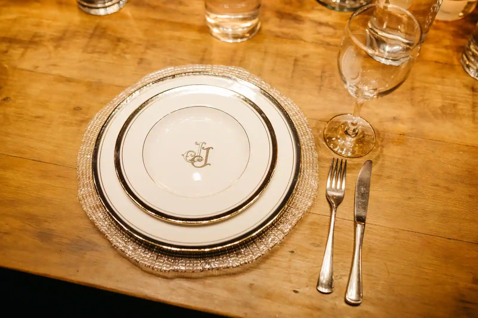 Table dressée avec porcelaine, verres à pied et couverts alignés pour un dîner soigné