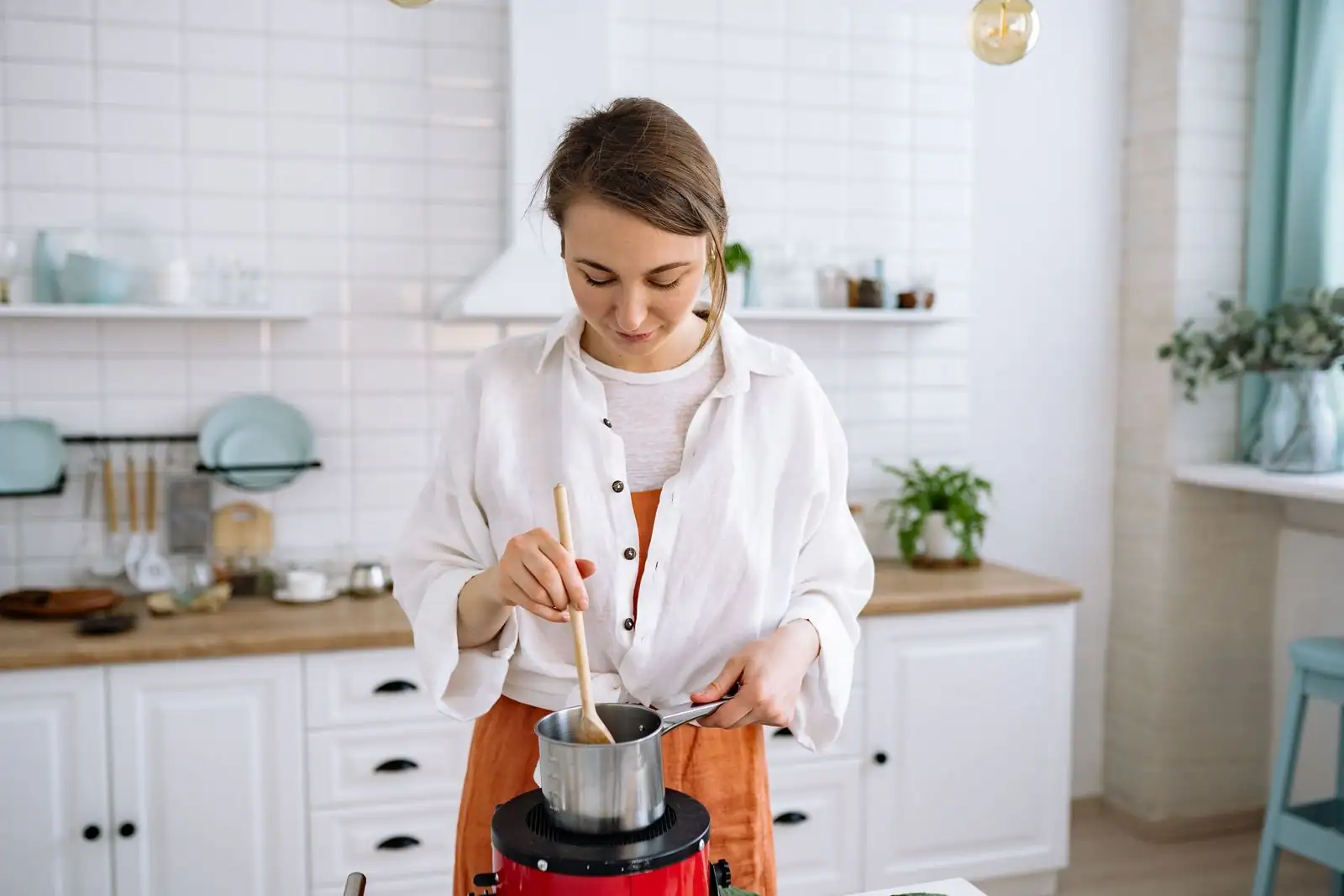 Remuer la casserole à la cuillère en bois, le geste clé du risotto