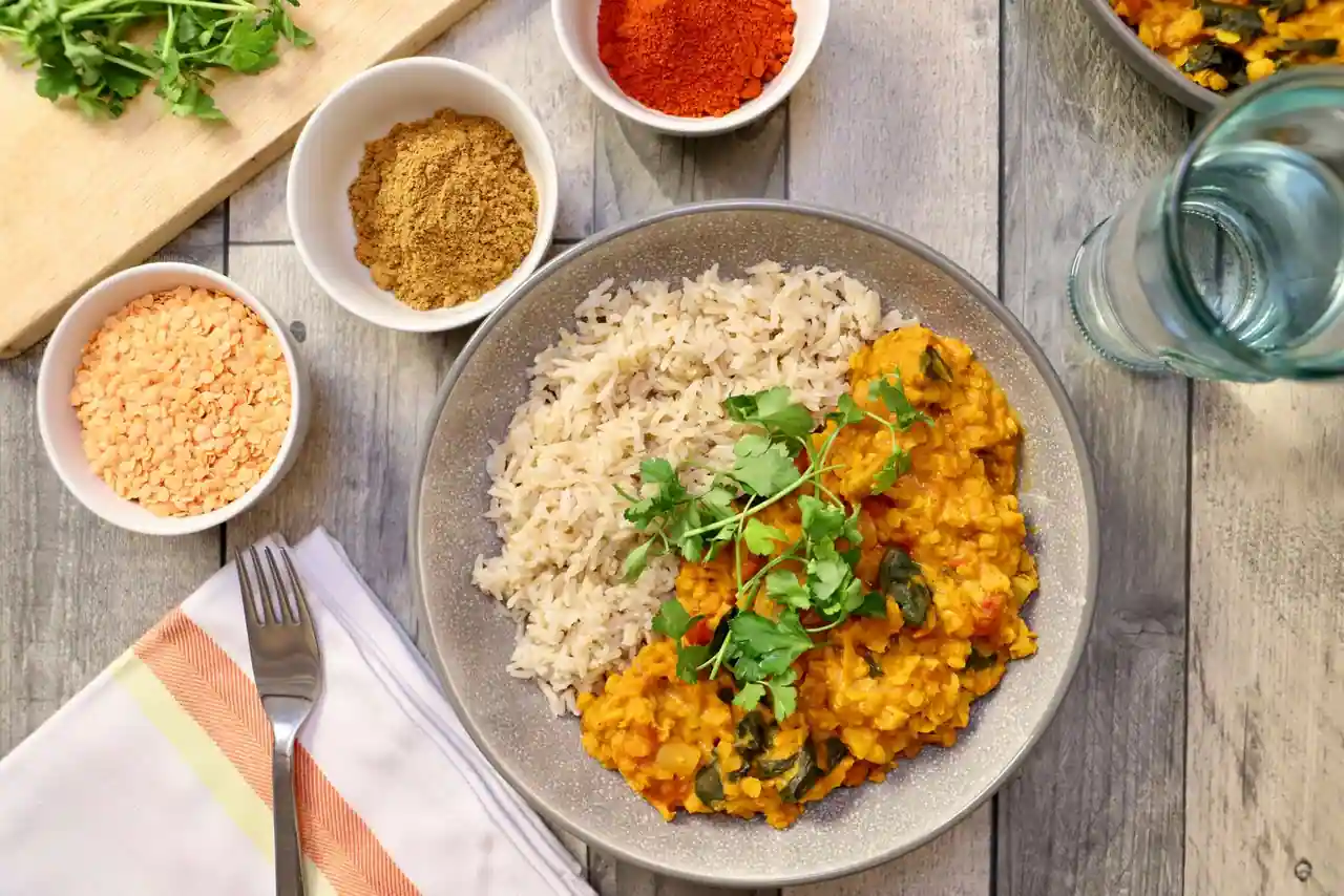 Assiette de dahl de lentilles corail au lait de coco servi avec du riz