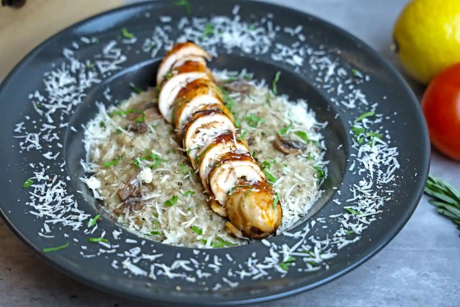 Assiette de risotto crémeux au poulet, parsemé de parmesan fraîchement râpé et servi bien chaud